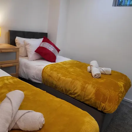 Luxury 2 Bed Apt On River, Wifi, Parking, Garden Apartment *