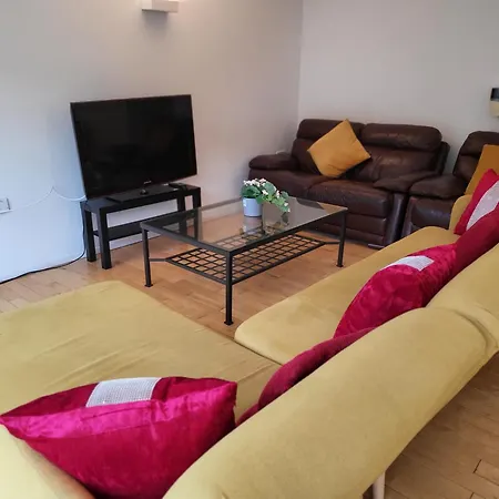 Luxury 2 Bed Apt On River, Wifi, Parking, Garden Apartment Manchester