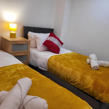 Luxury 2 Bed Apt On River, Wifi, Parking, Garden * Manchester