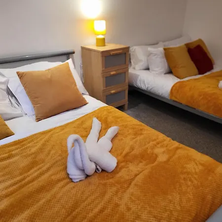 Luxury 2 Bed Apt On River, Wifi, Parking, Garden Apartment Manchester