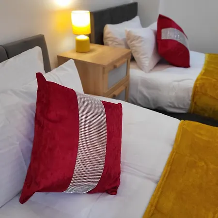 Luxury 2 Bed Apt On River, Wifi, Parking, Garden Manchester