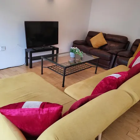 Luxury 2 Bed Apt On River, Wifi, Parking, Garden