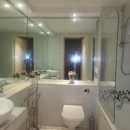 Luxury 2 Bed Apt On River, Wifi, Parking, Garden * Manchester