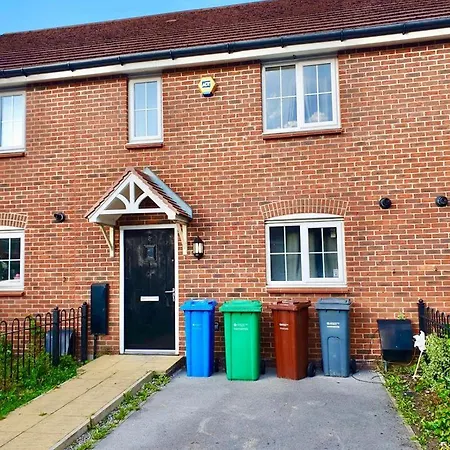 Amila House Manchester, Modern, Spacious, Sleeps 9 With Parking