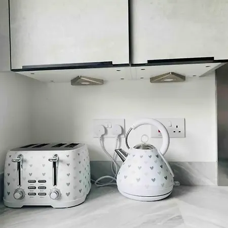 Homestay Luxurious New Built Kingsize Bedroom