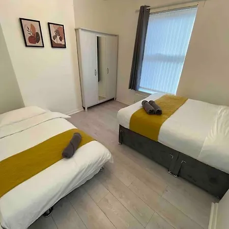Free Parking - Near Etihad, Coop Live - Comfy 3-bed House In *