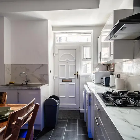England's Cozy 1-bed Room 1