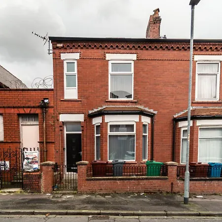 England's Cozy 1-bed Room 1 *