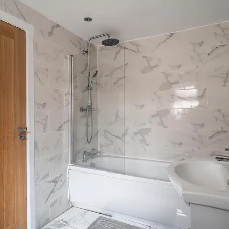 Accommodatie bij particulieren England's Cozy 1-bed Room 1 *