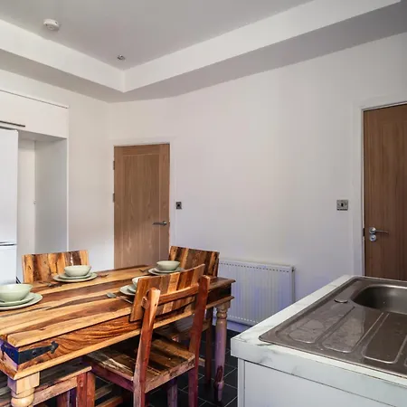 England's Cozy 1-bed Room 1