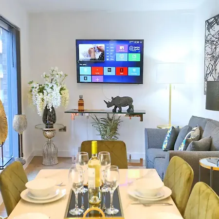 Pass The Keys Stunning New Build Flat 2 Min Walk To Center