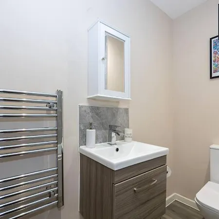 דירה Brand New! Modern By Av Hughes Properties Short Lets & Serviced - Super Fast Wi-fi And Private Parking *