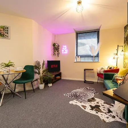 Brand New! Modern By Av Hughes Properties Short Lets & Serviced - Super Fast Wi-fi And Private Parking דירה מנצ'סטר