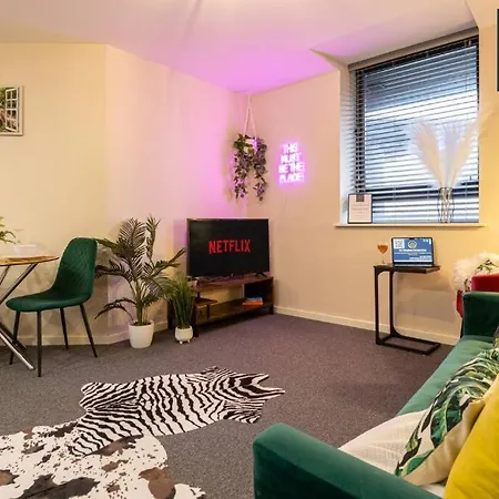 Brand New! Modern By Av Hughes Properties Short Lets & Serviced - Super Fast Wi-fi And Private Parking
