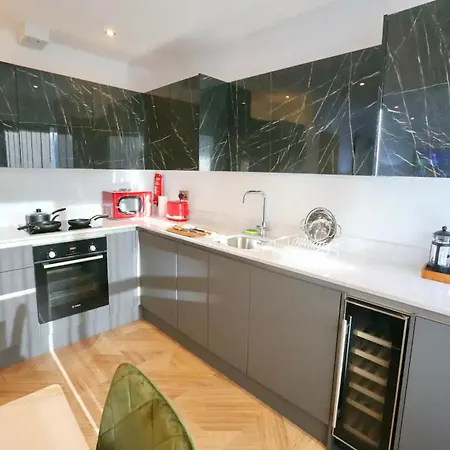 Pass The Keys Stunning New Build Flat 2 Min Walk To Center *