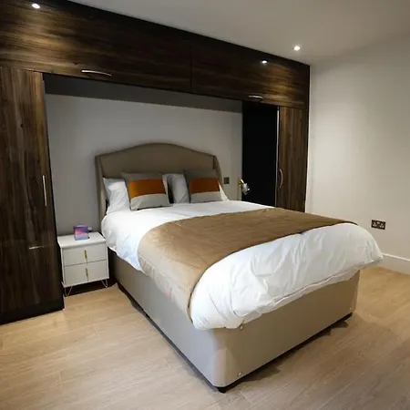 Luxury 6 Bed Near Centre With Cinema & Games 5 Bathrooms Villa Manchester