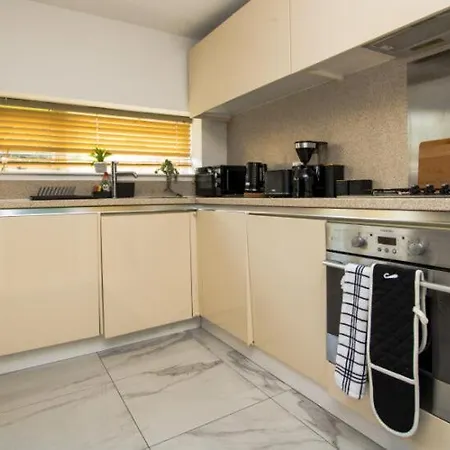 Semesterbostad Exquisite Three Bedroom House Manchester