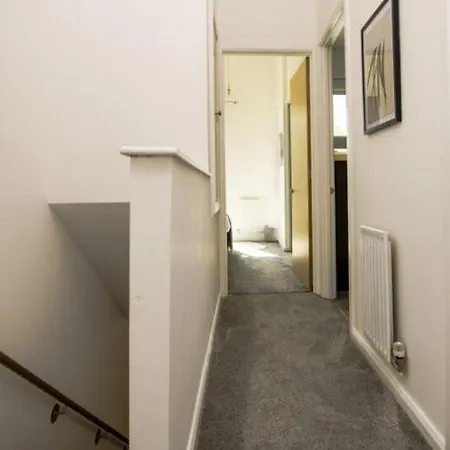 Exquisite Three Bedroom House Semesterbostad