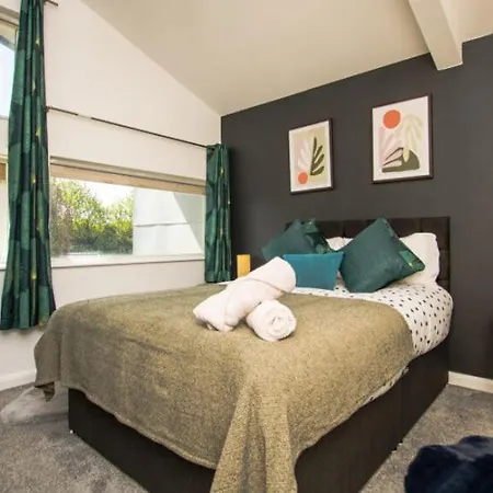 Semesterbostad Exquisite Three Bedroom House *