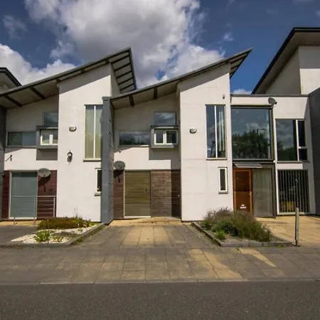 Semesterbostad Exquisite Three Bedroom House Manchester