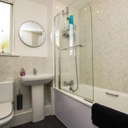 Semesterbostad Exquisite Three Bedroom House Manchester