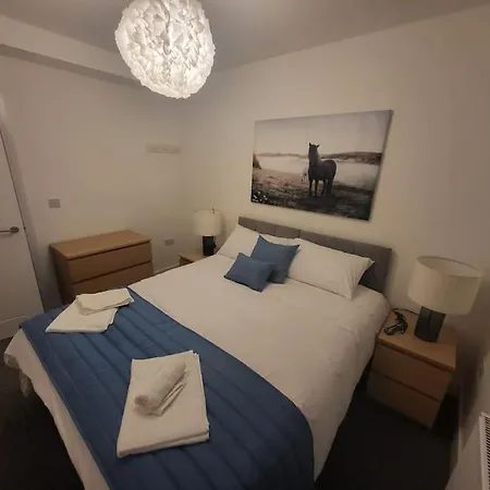 Holiday home New 4 Bedrm House! Parking. 10min To / Etihad Manchester