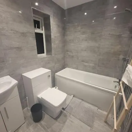 New 4 Bedrm House! Parking. 10min To / Etihad *