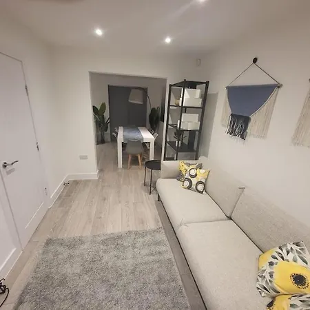 Holiday home New 4 Bedrm House! Parking. 10min To / Etihad Manchester