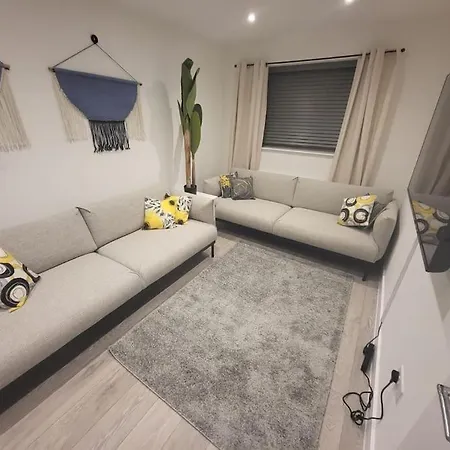 New 4 Bedrm House! Parking. 10min To / Etihad *