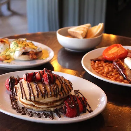 Black Lion Manchester Bed & Breakfast
