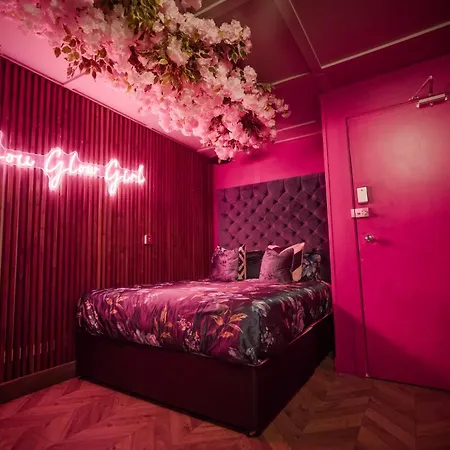 The Ultimate Hen With Bar & Makeup Aparthotel