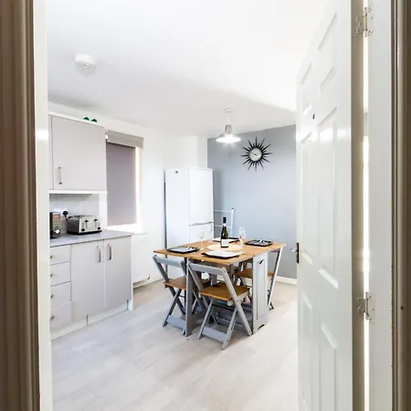 Spacious 3br House With Garden & Free Parking