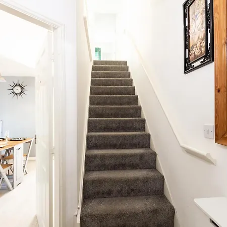 Spacious 3br House With Garden & Free Parking *