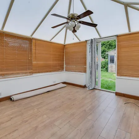 Сasa de vacaciones Remarkable 3-bed House In Middleton Mánchester