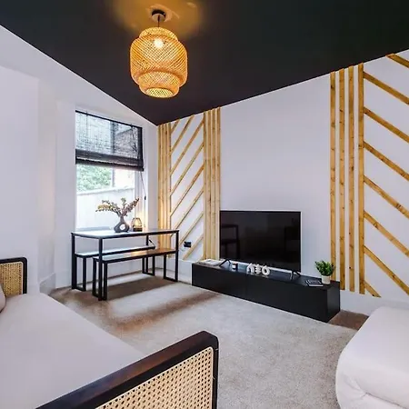 4 Bedroom House Eccles Μάντσεστερ