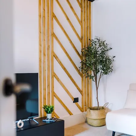 4 Bedroom House Eccles * マンチェスター