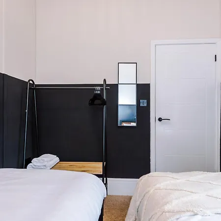 4 Bedroom House Eccles * マンチェスター
