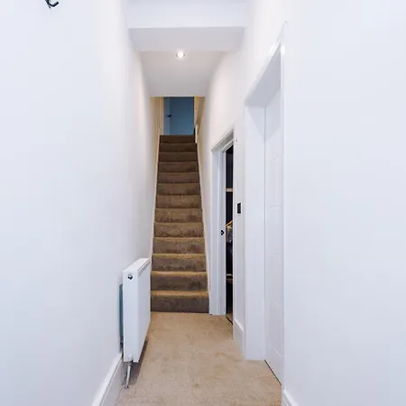 Prázdninový dům 4 Bedroom House Eccles Manchester