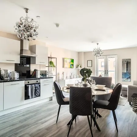 Spacious & Bright 2 Bed In *