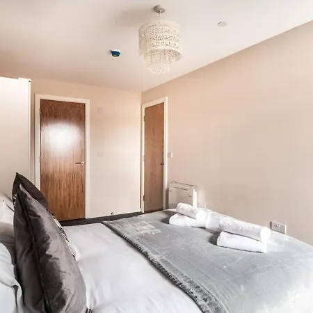 Spacious & Bright 2 Bed In شقة