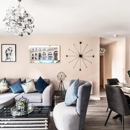 Spacious & Bright 2 Bed In アパート *