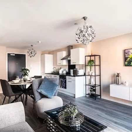 Spacious & Bright 2 Bed In شقة