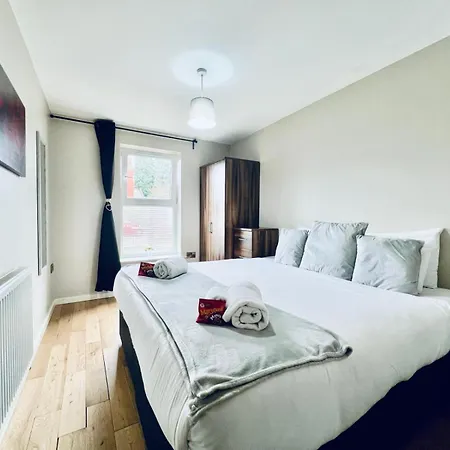 Lovely 4 Bed 公寓 *