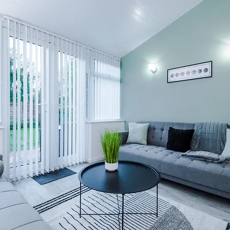 Jade House, - By Synergy Estates Feriehus