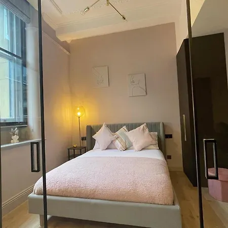 Luxury 2 Bed Centre *