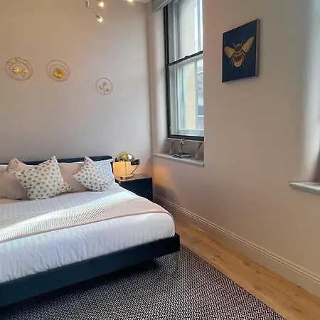 Luxury 2 Bed Centre Apartment