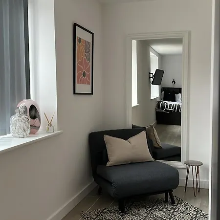 Stretford's Getaway - Chic Studio For Three شقة