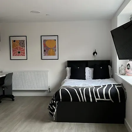 Stretford's Getaway - Chic Studio For Three شقة مانشستر