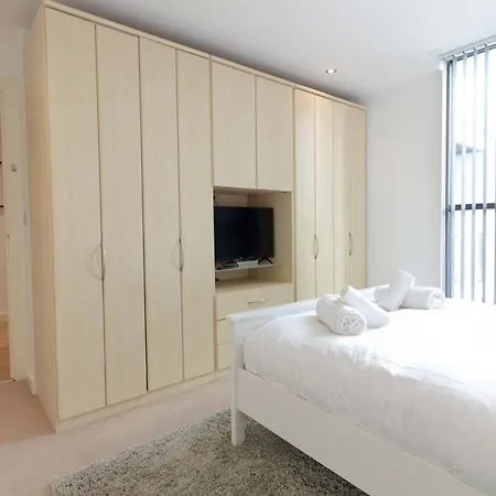 Gem: Cosy 2br With Private Balcony Apartment