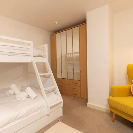 Gem: Cosy 2br With Private Balcony Apartment *